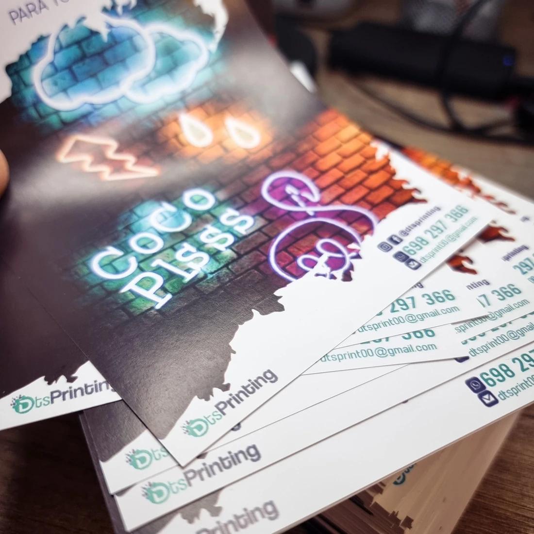 Detalle del papel y la impresión de flyers DTS Printing
