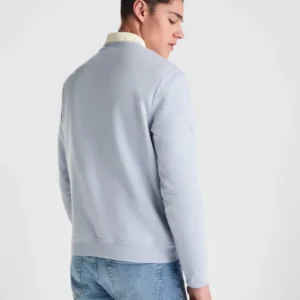 Sudadera Roly Clásica SU1070 vista trasera sobre modelo