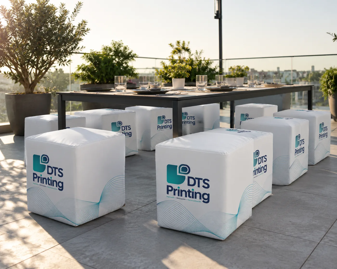 Cubos publicitarios personalizados como asientos en una zona de hospitality